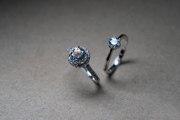 solitaire vs halo engagement ring